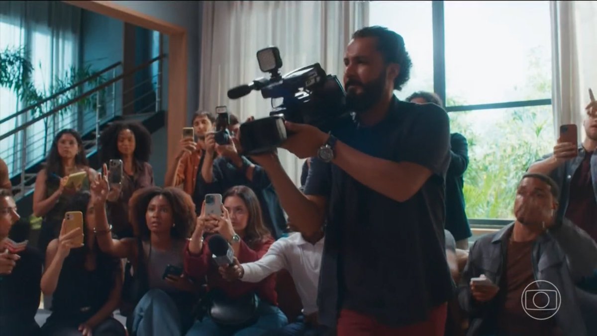 Naiane chamou Agrado de VTzeira, mas foi ela que reuniu a imprensa, envolveu o pai e o empresário do João Raul para falar nada de interessante. #CoraçãoAcelerado