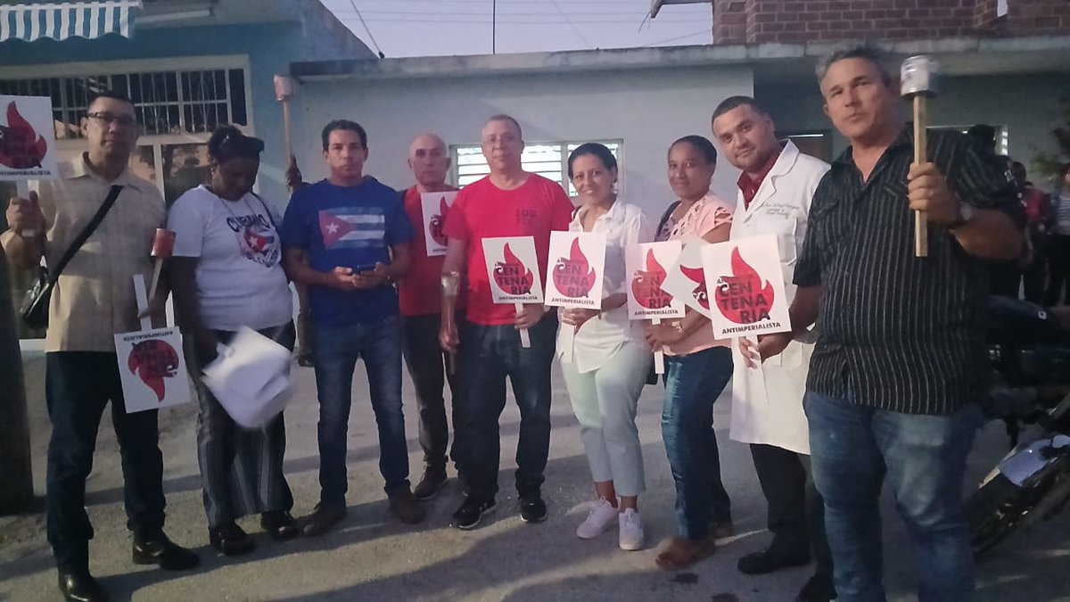 Los trabajadores de <a href="/dpsholguin/">Dirección General de Salud Holguín.</a> y la Unidad de Aseguramiento a la Salud presentes este 27 de enero en el Desfile de las Antorchas.
#MartiVive
#FidelPorSiempre