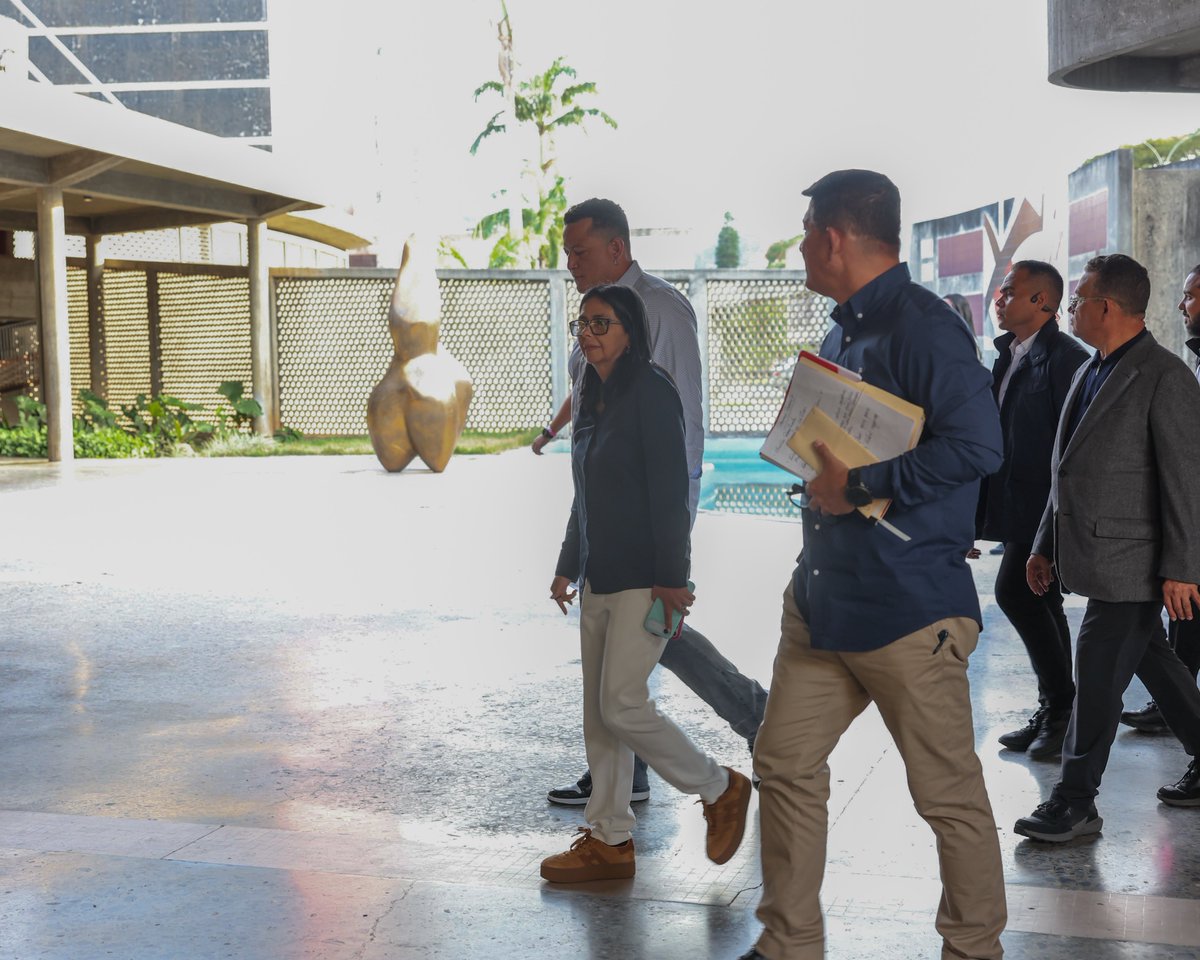 presidencialve1's tweet photo. #Noticia || Presidenta Encargada recorre instalaciones recuperadas de UCV e Invita a estudiantes a sumarse al Programa para la Convivencia y La Paz

Leer más:   https://t.co/bvWyCZz5rS https://t.co/8fymLQo1Qg