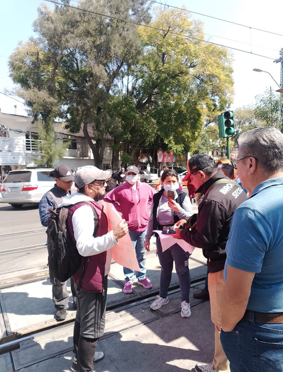 AbejorroMedia's tweet photo. 🚨🚨🚨

Continúa el bloqueo por familias de la zona de #Huichapan, quienes mantienen cerrada la circulación en avenida 20 de Noviembre y avenida México, en la colonia Tierra Nueva, alcaldía #Xochimilco.

Los inconformes denuncian la demolición de sus viviendas “por error”, presuntamente a manos de la alcaldía. Exigen la recuperación de sus casas y un alto al despojo de predios por parte de las autoridades locales.

Representantes del gobierno ya se encuentran en diálogo con los afectados.

Alternativas viales:
Avenida Guadalupe I. Ramírez
Prolongación Acueducto

Info: @kaosanwar
Imágenes: redes sociales