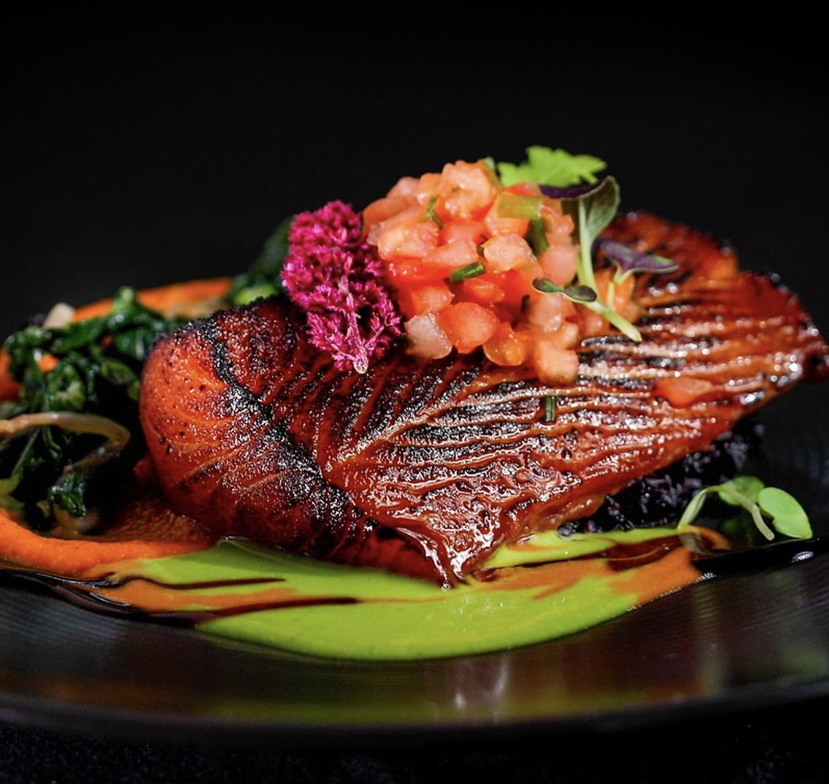 WaikikiBeachWlk's tweet image. Dinner plans solved 😍 @royshawaii Misoyaki Butterfish is the kind of dish you think about long after the last bite. Sweet miso glaze, buttery texture, and those island-style sides that make the whole plate pop! 🍴

#RoysHawaii #HonoluluEats #Butterfish