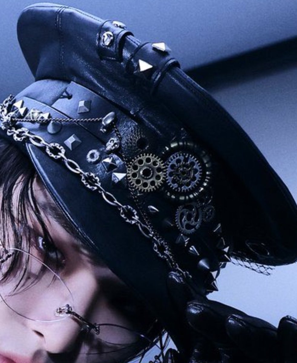 mingiwonka's tweet photo. el nivel de detalle que tiene la gorra de mingi realmente ME PONGO DE PIE para aplaudir a las vestuaristas de ateez 🙏🏻 https://t.co/FEfPyWxObl