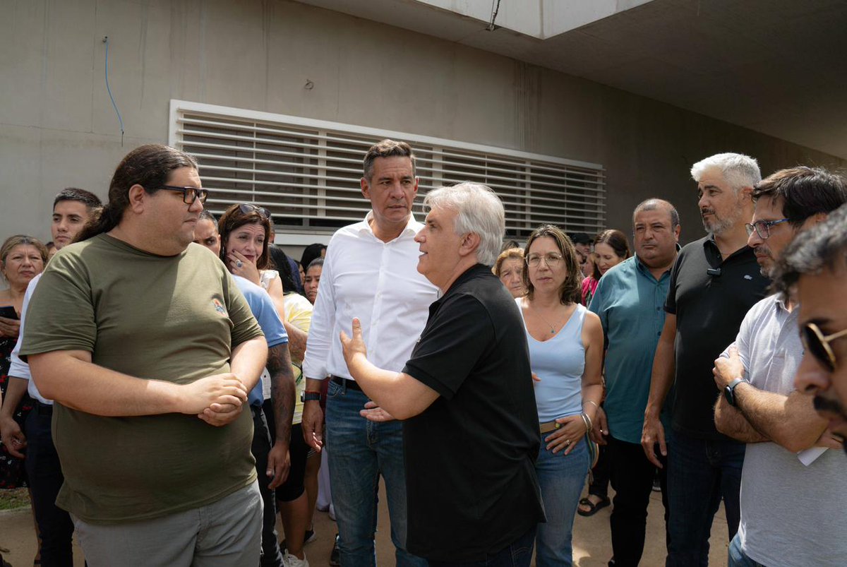 miguelsiciliano's tweet photo. ¡RECORRIMOS EL HOSPITAL DEL NOROESTE CON VECINOS DE LA ZONA!

Junto al gobernador @MartinLlaryora, el ministro @RPieckenstainer y representantes de distintos centros vecinales, recorrimos las instalaciones del Hospital del Noroeste, que estamos construyendo en barrio #PolicialAnexo. Queríamos que los vecinos vean los avances de esta obra que cuando esté culminada transformará a toda la zona. 

Un hospital que significa más #Salud y que aliviará el sistema sanitario de toda la ciudad. Hacemos para crecer, hacemos para mejorar la vida, hacemos por los cordobeses.