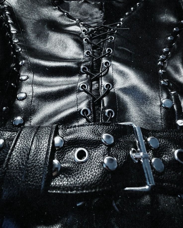 bitedesires's tweet image. lace me up like a vampire