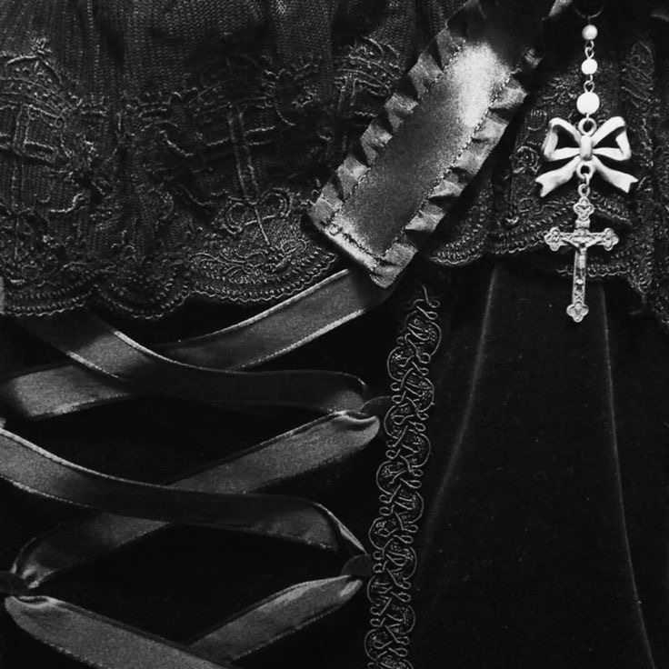 bitedesires's tweet image. lace me up like a vampire