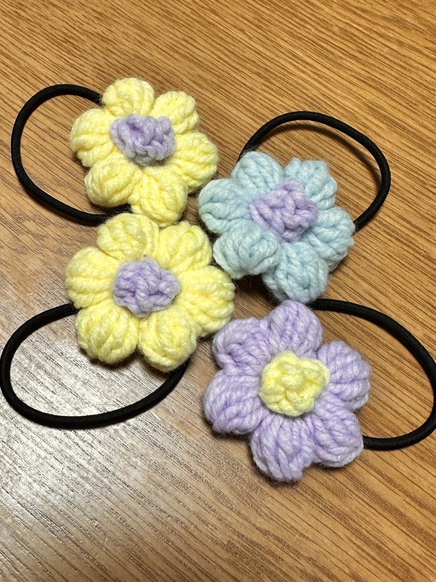 お花ヘアゴムかわいい〜って言いながらここまで作ってた✋ #編み物あやぱん