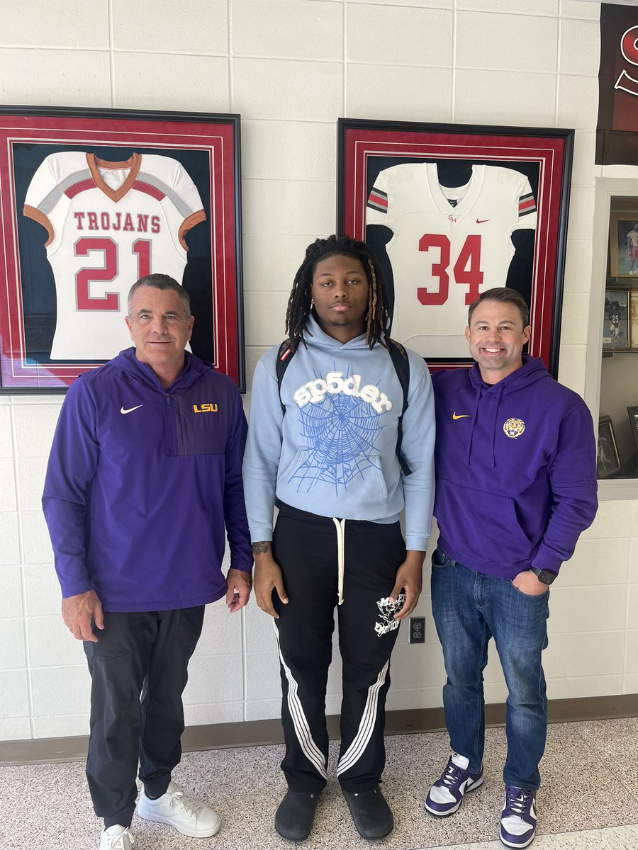Xaviermuhamma24's tweet photo. Thank you @LSUfootball for stopping by today! My family and I truly appreciate your time @coach_peoples & @CoachBlakeBaker 
#GeauxTigers @Lane_Kiffin

#StudentAthlete #GrindSeason #KeepPushing #FridayNightLights #BallisLife #TwoWayPlayer #TrustTheProcess

@sohofootball @PasadenaISD_TX
@MikeRoach247 @TomLoy247
@BallSoHardSS @CalebSisk_ @josh_newberg
@On3 @GradyMajors @joeagleason @Floss32
@samspiegs @vypehouston @TheUCReport
@Rivals @NationalScoutin @MikeRoach247 @djones8301 @On3sports @NationalScoutin
@BlueChipsCEO @LoneStarPrepsTX
@CoachDougSmith_ @SoHoBasketball @UnderArmour @UANextBHoops
@IshmaelMuh47512 @RosalindMuhamm1
