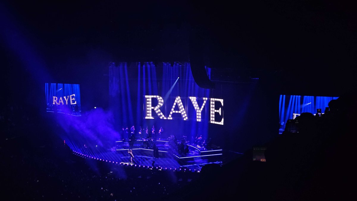 GODDD SHE'S SUCH A GOOD VOCALISTT WTF