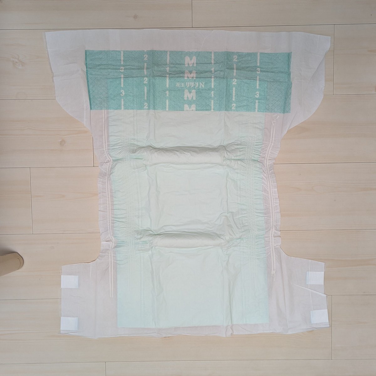 DiaperArchive's tweet photo. 恐らくベースはフラットタイプのおむつ。シートを砂時計型にカットし、ゴムを通して身体にフィットする形状にした模様。

全面通気の表記がパッケージにあるがビニールタイプ。同様に吸水ギャザーの表記もあるが、フラットタイプを身体に沿わせただけ。
「履いている感」が強いおむつの一つ。 https://t.co/sP5nznpcde