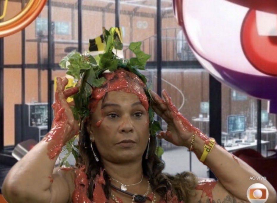 qpenalari's tweet photo. O gente, e a Solange que tá pra lá e pra cá com a tiara de planta, sendo que ninguém deu ordem pra ela ficar usando… kkkkkkk 
 #HoraDoVT https://t.co/AmjGZTThQH