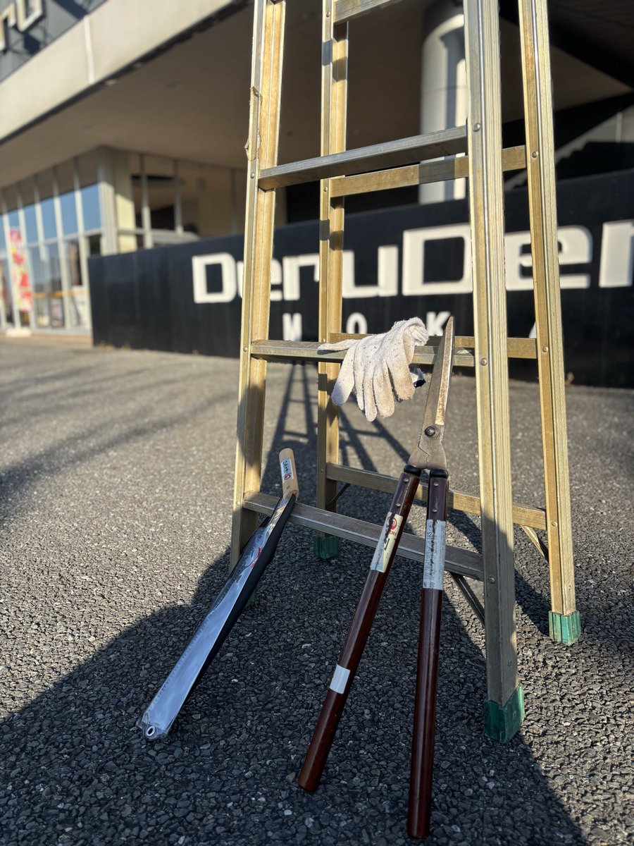 SDeruderu's tweet photo. おはようございます😄
最近の早朝気温氷点下🥶
そんな朝のお仕事💨
＃真岡市
掃除道具を持ち替えて🧹
庭師風に🪚✂️駐車場のお手入れ😤
＃掃除マン
＃でるでる真岡店
寒さを忘れて終わる頃は…HOT🥵 https://t.co/DdiVSwJP0o