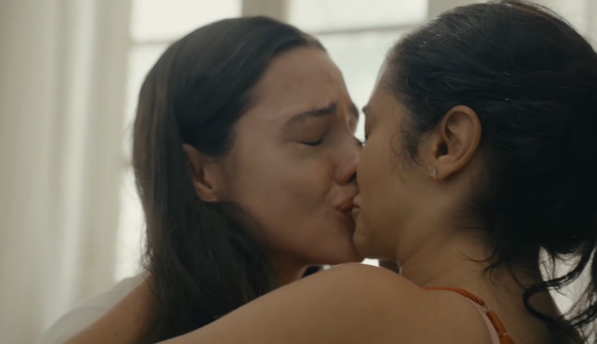 DoartStudio5's tweet photo. A Lela Gomes hoje deixou-me num pranto por causa do último episódio da 3 temporada da DDMN 😭 mas no final deu tudoooo certo 🥵❤️
mas ainda estou a recuperar, "eu tou passando mal", o que é que foi isto @BoleiaProd ???? 4temporada precisa-see #ddmn3 #ddmn @aPriReis @Amandasimaoo https://t.co/D29vmEGKxd