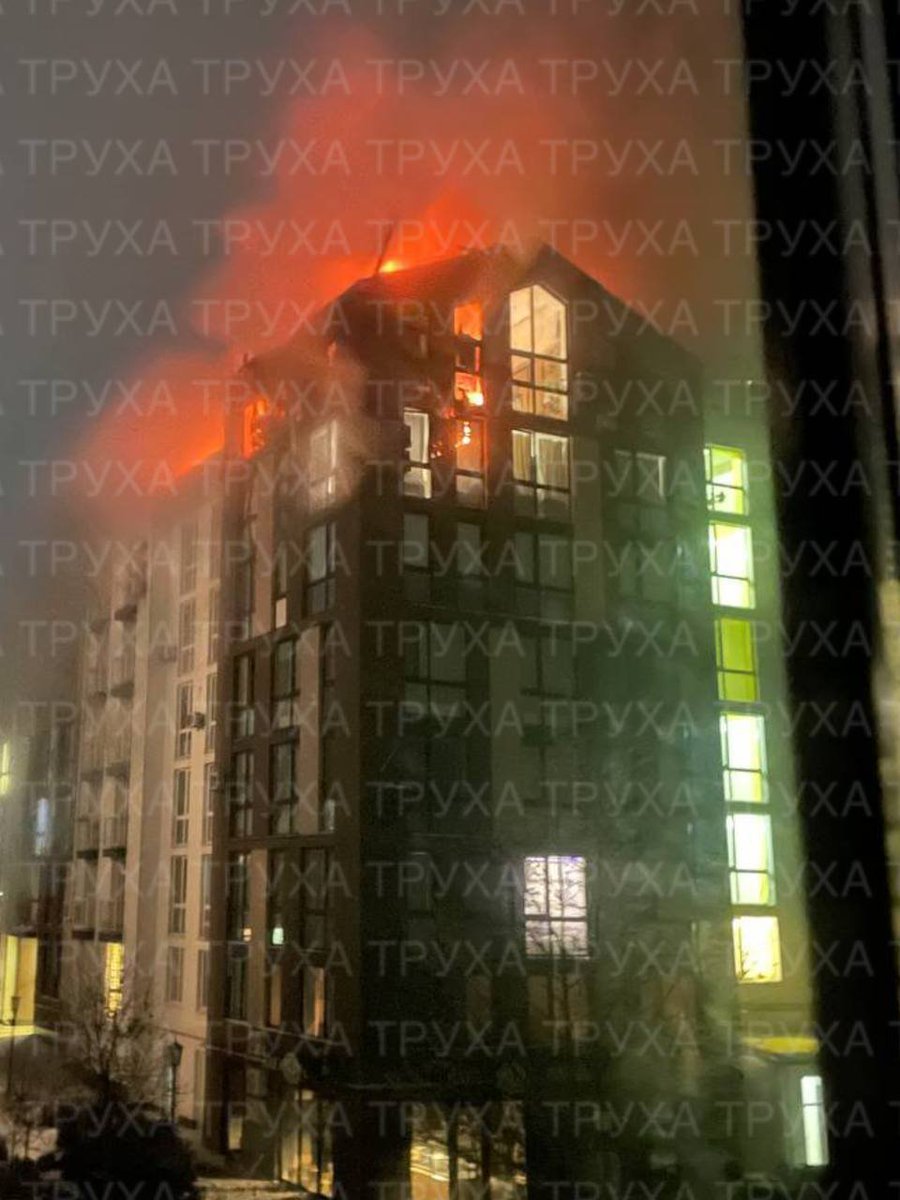 bichikota's tweet photo. 😱 У Києві зафіксовано влучання БпЛА в житлову багатоповерхівку, спалахнула пожежа. https://t.co/kPPYMyddtp