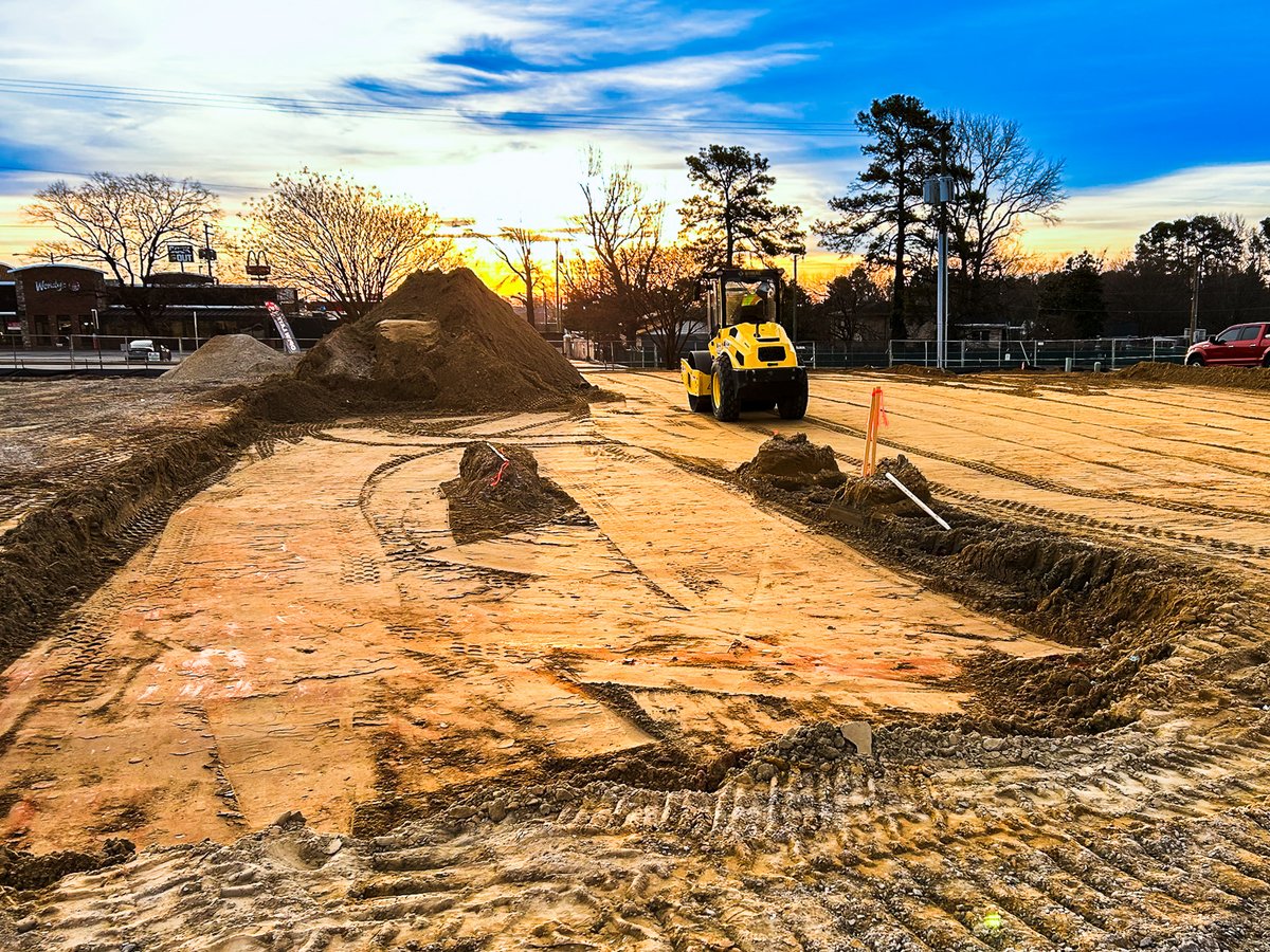 BuiltechLLC's tweet photo. New project: 7-Eleven | Roanoke Rapids, NC. Site prep underway for a 4,816 SF ground-up fuel + convenience store with Southbound Development Group, Ward Architecture &amp; Kimley-Horn. Build with us: Andrew Geuss 704-578-9490. #BUILTECH https://t.co/k1e82SLXLQ