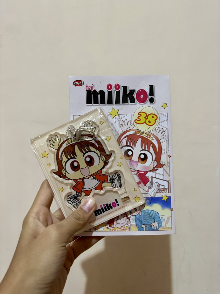 Yipyippp14's tweet photo. dulu pertama kali baca miiko pas kelas 2/3 sd gara2 ada bazar gramed di elti, trus iseng beli.. ternyata kok menarik, barulah tu ngumpulin uang jajan buat beli komik2 miiko. karena masih bocil jadi kadang belinya yg bekas.. skrng dah volume 38 huhuuu 😭🤏 https://t.co/Q6JUeMwFeb