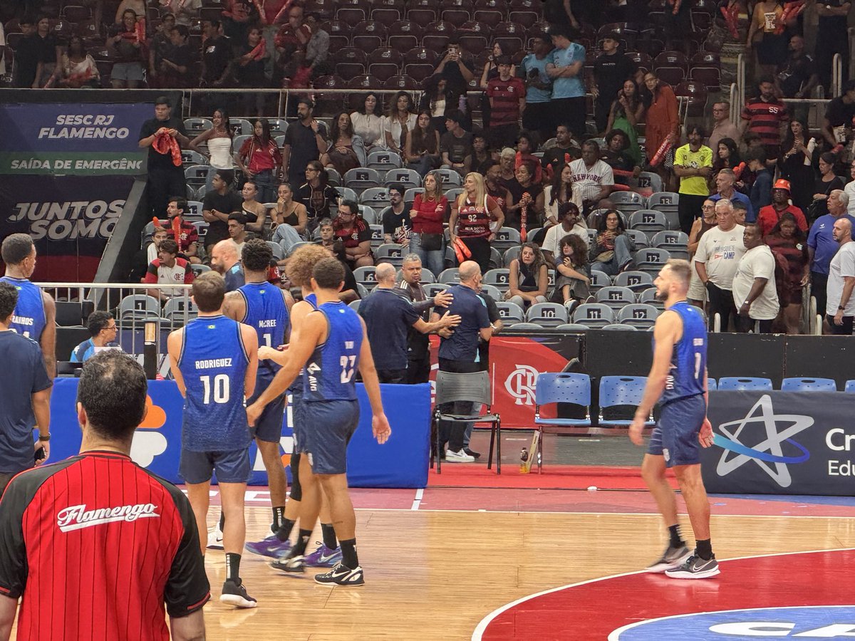 O técnico do Flamengo, Sérgio Hernandez, bateu boca com alguns torcedores após a derrota contra o Minas, sendo contido por algumas pessoas.

A equipe foi vaiada após o final e teve gritos de “time de vergonha”.