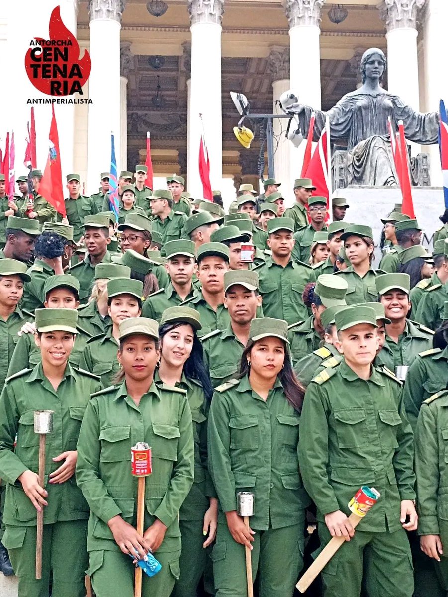 Etien073's tweet photo. 🇨🇺La juventud de verde olivo presente en la escalinata de la Universidad de La Habana. 

🗣️Cadetes de las Instituciones Docentes de Nivel Superior de las FAR participan este 27 de enero en la tradicional Marcha de las Antorchas. 

#FARCuba https://t.co/U7ME9SnnHj
