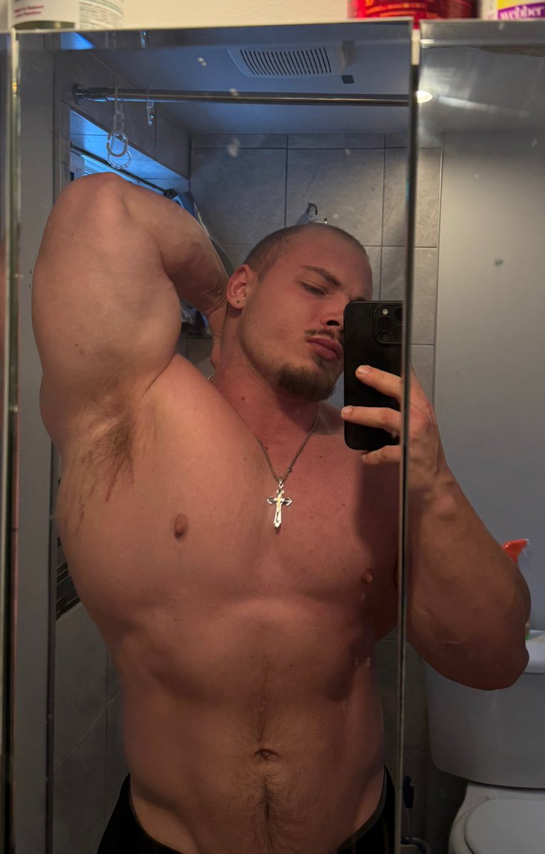 BICEP GOD DAN💪👑 tweet media
