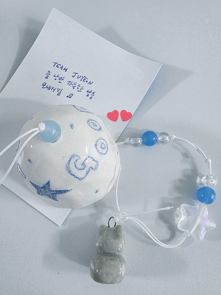 후우링 무나 받은거 도착했는데 진짜 넘넘 예뻐서 눈물남 이게 정말 제꺼예요..?🥺  무나해주신 이즈님 정말 감사합니다🤧🤧 팀주연 아랑해요🫶💙