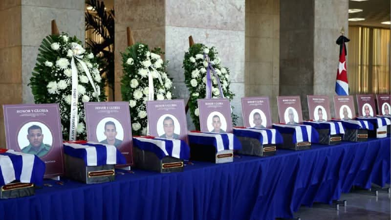 En el recorrido del cortejo fúnebre con las urnas de los combatientes caídos en Venezuela; y en la presencia solemne en la sede del Minfar reciben el homenaje póstumo del pueblo habanero #HonorYGloria