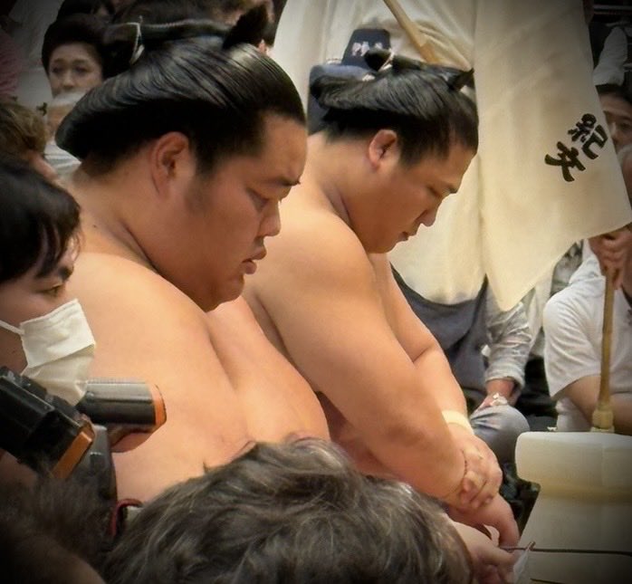 買ってる株が微妙に下がり続けるので
株からドーパミンが摂取出来ないので
違う愉しみを探して昨年からハマってた大相撲の
初場所で千パに初参戦しました
マス席→タマリ席→部屋の千秋楽パーティー

もう全て体験して燃え尽きそうです
タマリ席は力士のピリ付きがヒリヒリして凄い