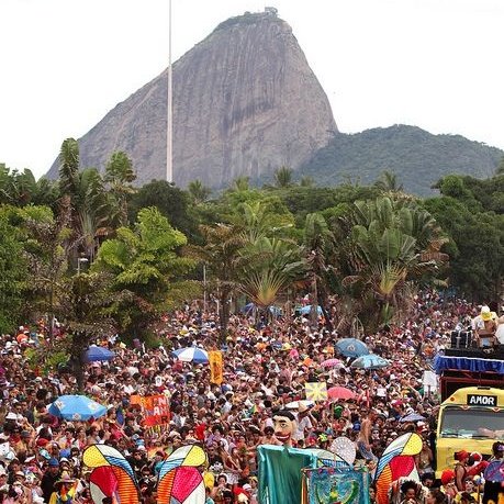 pcyrico's tweet photo. quase fevereiro • #thaluke au

dizem que no carnaval todo mundo perde alguma coisa, luke saiu para se aproveitar do caos e thalia para curtir o melhor que o rio de janeiro pode oferecer, nenhum dos dois esperava perder o controle no meio do bloquinho. https://t.co/bK6SJoKroT
