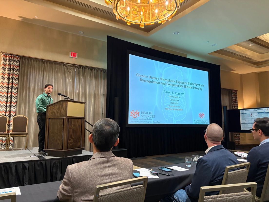 UNMSOM_GI's tweet photo. Congratulations to GI trainee @UNMHSC PhD candidate Aaron Romero in the Castillo Lab @eliseo_fc on his oral presentation who was awarded first place for the Best Poster presentation at the International Conference on Microplastics Exposures and Human Health #Microplastics https://t.co/zhPm0QUfi2