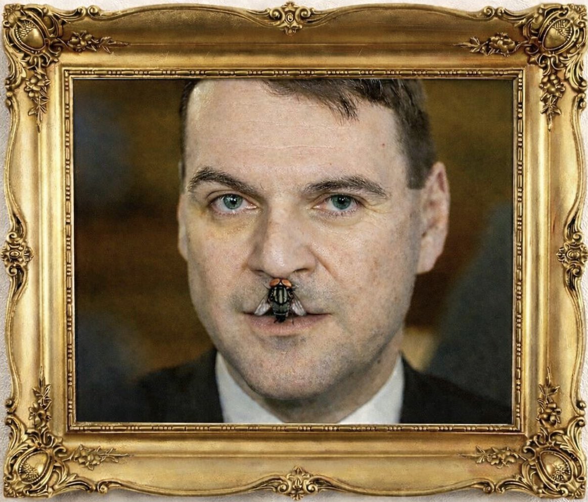 “Visel tam a sraly na něj mouchy, tak jsem ho dal na půdu. To víte, ještě by si někdo mohl dovolit nějakou poznámku a mohly by být z toho nepříjemnosti.“