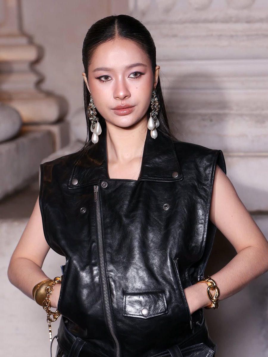 ElleMenThailand's tweet photo. มิลค์–พรรษา เติมเสน่ห์ร่วมสมัยให้ฟรอนต์โรว์ ด้วยลุคเทมีคลาสขณะเข้าร่วมชมแฟชั่นโชว์ Saint Laurent Men’s Winter 2026

#ELLEMENReport
#YSL #SaintLaurent
#MilkPansa https://t.co/XBkTfgATx2
