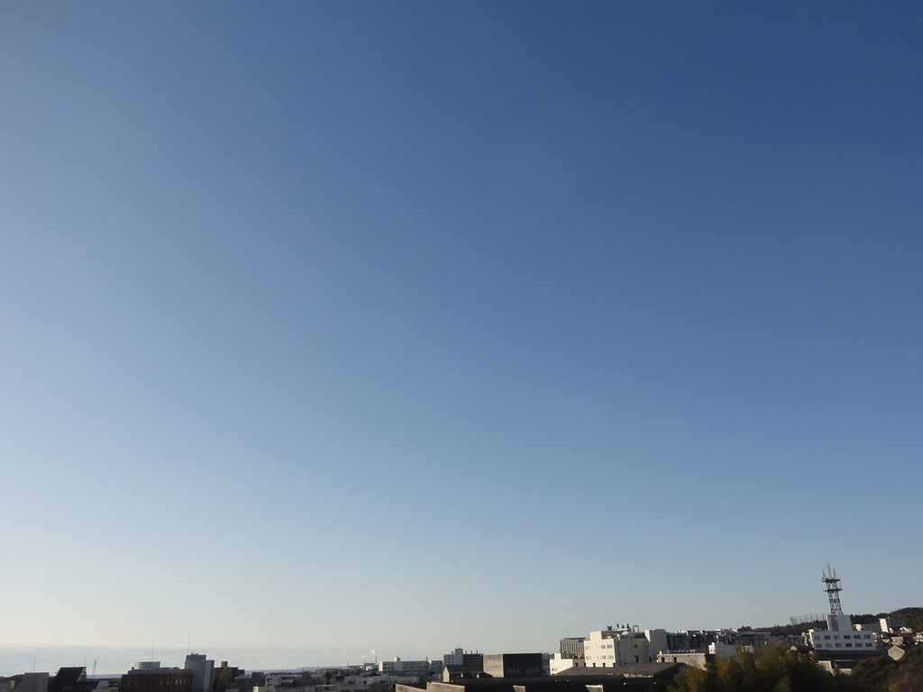 【2026年01月28日09時の空】日立市役所は、快晴です。冬型の気圧配置となりますが、湿った空気の影響があるため、今日の日立市は、晴れますが、夕方頃からは雲が広がってくる見込みです（市役所での最高気温９℃）。明日は、晴れ時々曇りの予想です(最低気温マイナス１℃、最高気温９℃）。#日立市天気