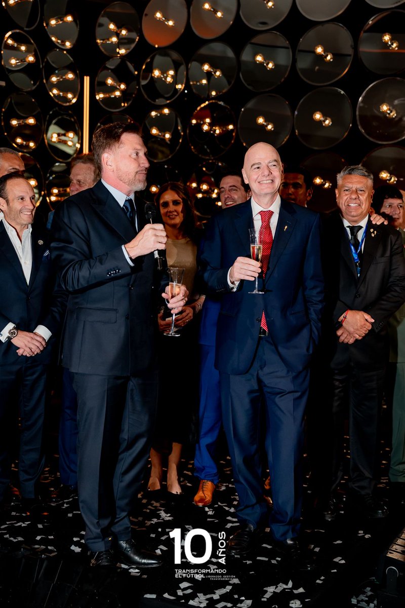 FEFecuador's tweet image. ¡Una década de crecimiento!

La celebración de los 10 años de gestión de Alejandro Domínguez al frente de la CONMEBOL sirvió para reafirmar el compromiso de nuestra institución de seguir trabajando unidos por la grandeza del fútbol sudamericano.