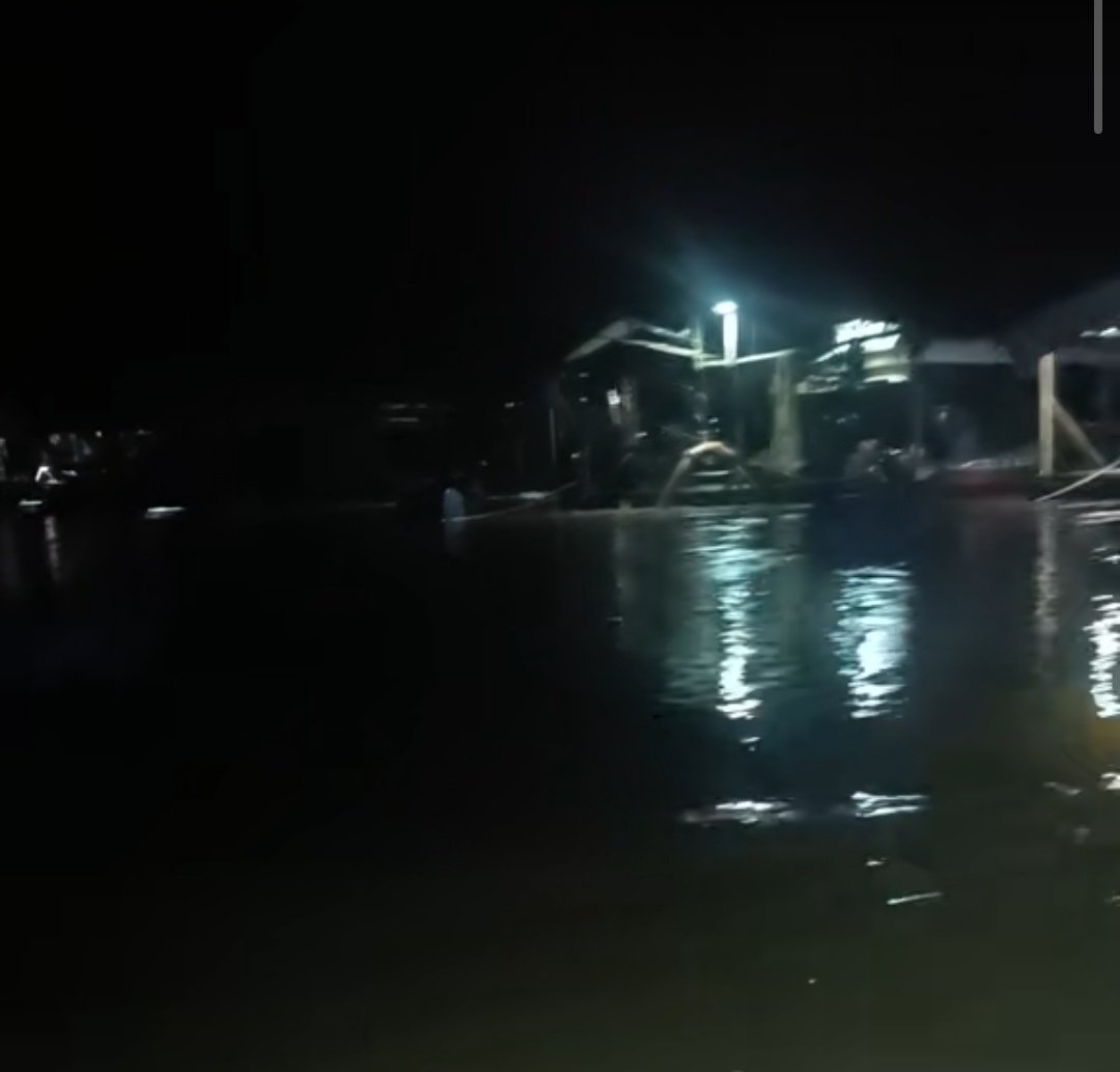 Fritz_A_Sanchez's tweet photo. Ilegales balsas mineras trabajan día y noche, incrementando la afectación del río sin que autoridad alguna se de por enterada...

#VenezuelaFragmentada 
#SurDelOrinoco 
#ExtractivismoIlegal https://t.co/Zx1YJTnARB