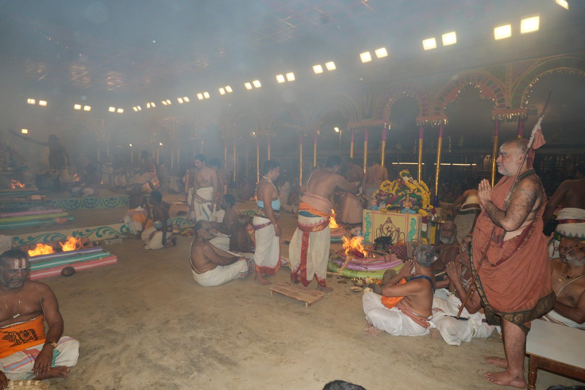 KanchiMatham's tweet photo. Pujyashri Shankara Vijayendra Saraswathi Shankaracharya Swamigal was received with Poornakumbham on arrival at Mannargudi from Villupuram yesterday ( 27/1/2026). Pujyashri Shankaracharya Swamigal was taken in a procession to Sri Rajagopalaswami Devasthanam. After Darshan of Sri Rajagopalaswamy and other Sannadhis, Yagashala pooja and poornahuti was performed. Pujya Acharyal blessed the devotees with anugraha bhashanam. The Kumbhabishekam will be performed this morning (28th Jan. 2026). -#kamakoti