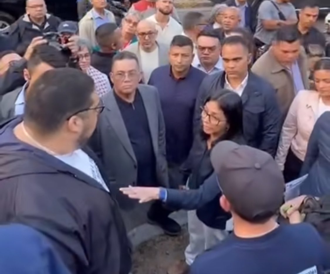 Valientes los estudiantes venezolanos.
Si ese cara a cara del presidente de la FCU y otros estudiantes con Delcy Rodríguez hubiese ocurrido antes del 3 de enero, hoy esos muchachos estarían secuestrados, convertidos en rehenes del régimen.
La valentía de los estudiantes y del