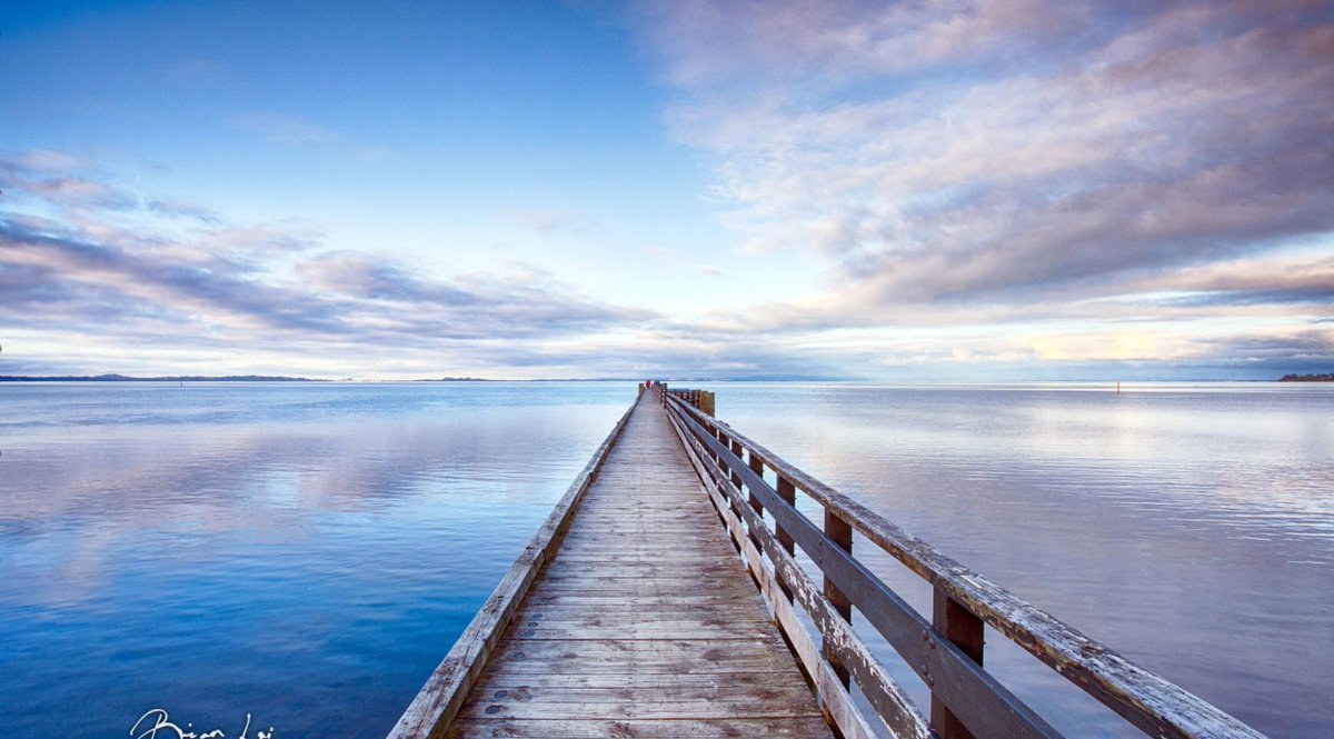 Deux pêcheurs qui taquinaient le poisson au bout d'un quai...