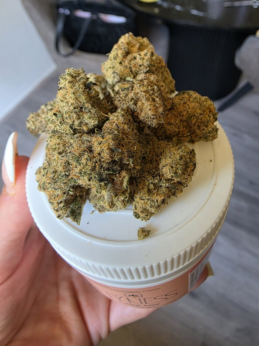 cryptobarbie24's tweet image. Cake Mix is a indica dominant hybrid strain (60% indica/40% sativa) created through a potent cross of the delicious Wedding Cake X London Pound Cake strains. This celebrity child boasts a mouthwatering flavor that will leave you begging for more after just one taste. Each toke…