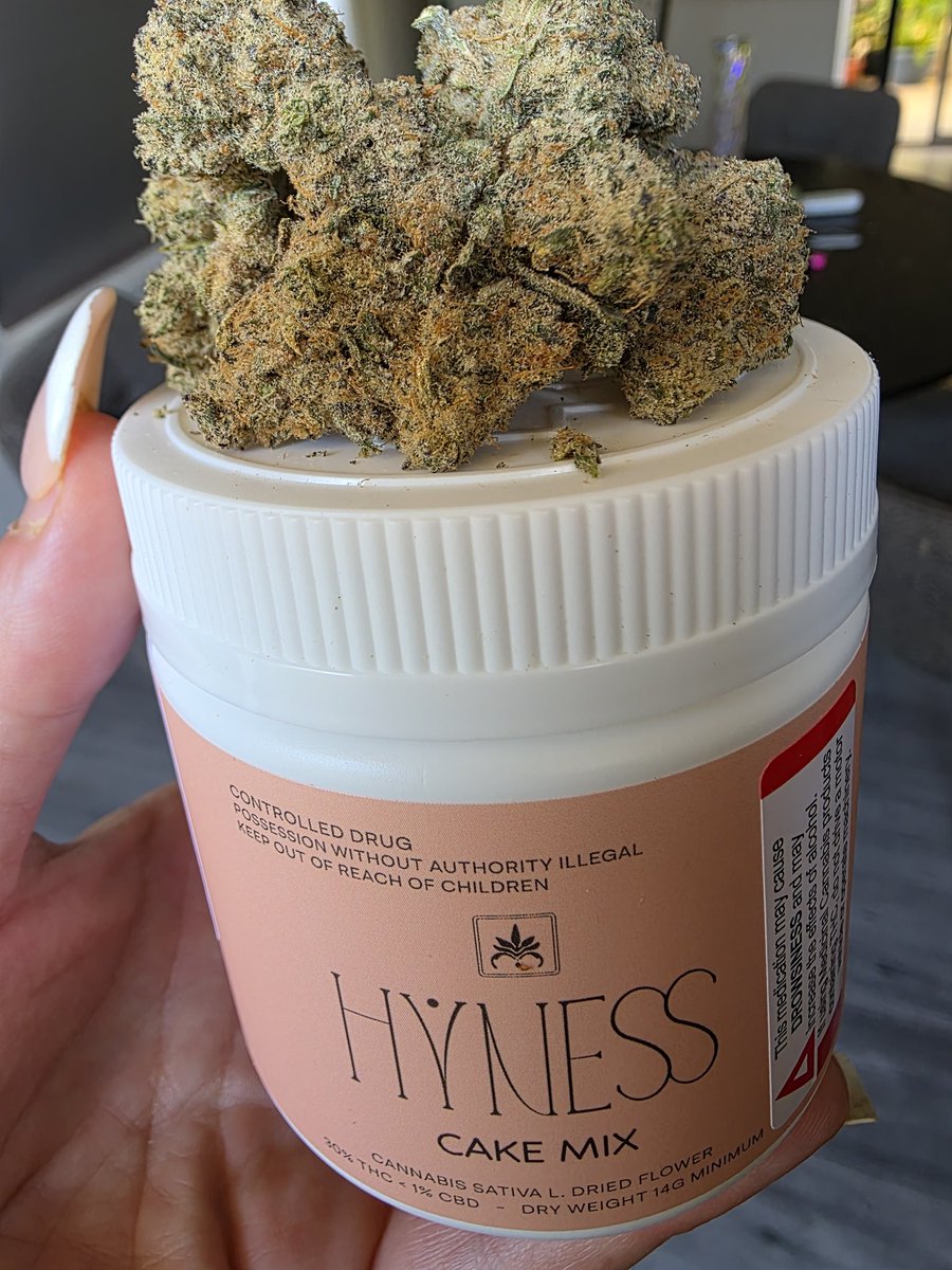 cryptobarbie24's tweet image. Cake Mix is a indica dominant hybrid strain (60% indica/40% sativa) created through a potent cross of the delicious Wedding Cake X London Pound Cake strains. This celebrity child boasts a mouthwatering flavor that will leave you begging for more after just one taste. Each toke…