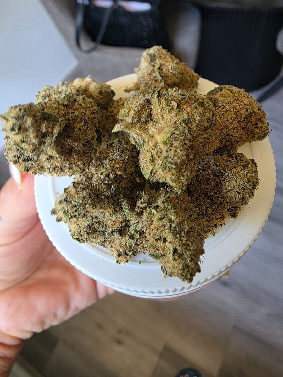 cryptobarbie24's tweet image. Cake Mix is a indica dominant hybrid strain (60% indica/40% sativa) created through a potent cross of the delicious Wedding Cake X London Pound Cake strains. This celebrity child boasts a mouthwatering flavor that will leave you begging for more after just one taste. Each toke…