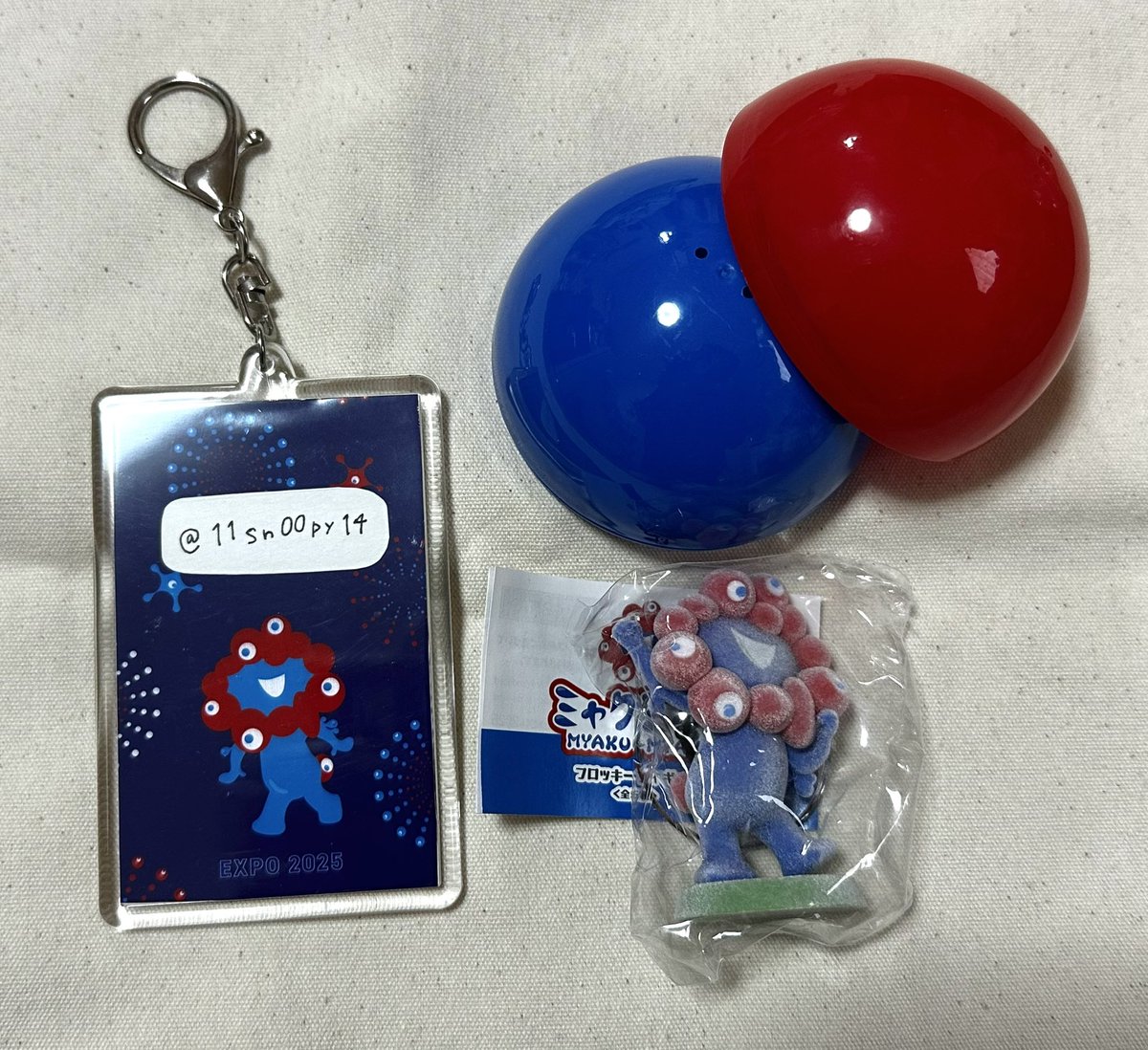 ミャクミャク フロッキーフィギュア 交換 譲 ガッツポーズ 求 お座り