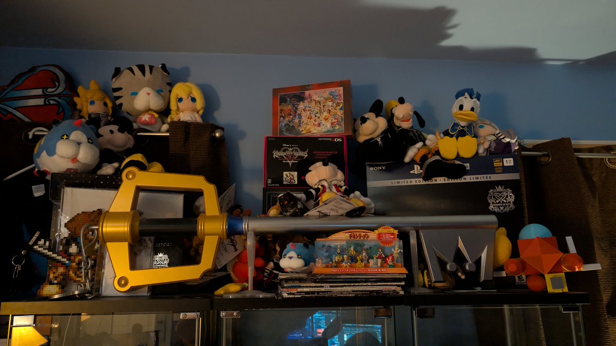 All my stuff fell off my cases when I bumped into them the other day, so I just threw everything up temporarily cause I'm moving soon.

Tho, that means the king is back on display.