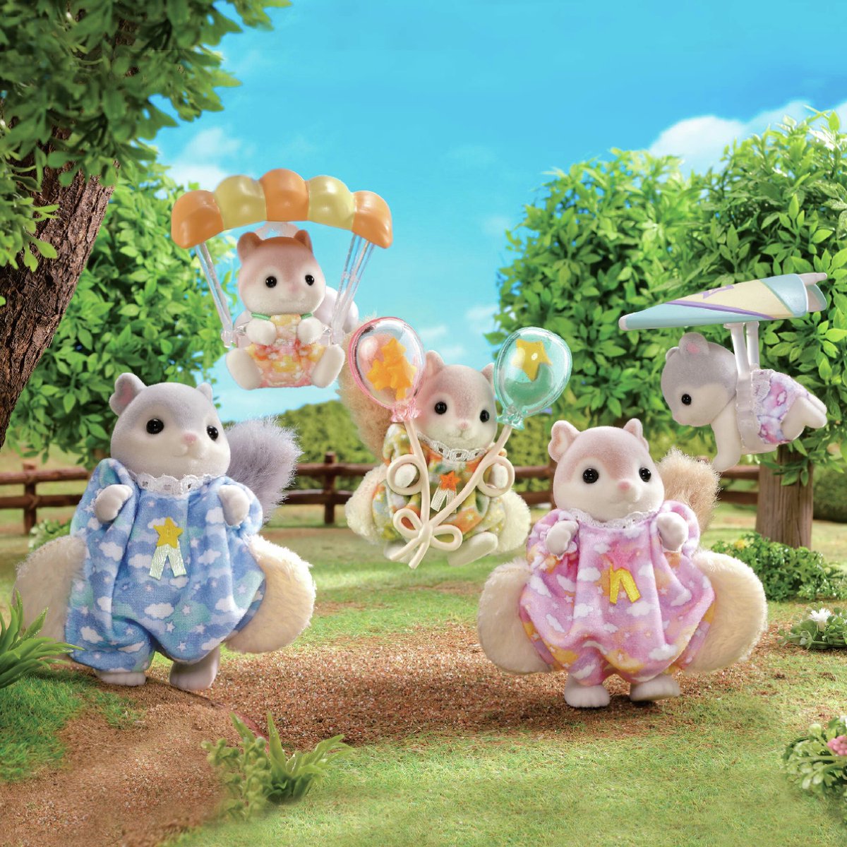 SylvanianEC_JP's tweet image. ／
📣ℕ𝕖𝕨 𝕀𝕥𝕖𝕞𝕤
＼

新ファミリーが仲間入り！大きなしっぽとふわふわの洋服がかわいい💕赤ちゃんはパラシュートに乗せられるよ！
『モモンガファミリー』

モモンガの男の子、赤ちゃん、風船、ハンググライダーのセット🎵いっしょにお空をお散歩しちゃお！
『モモンガのきょうだい