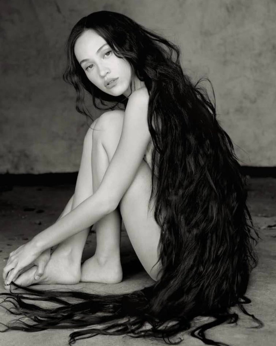 "Nostalgias, cuando uno se deja corromper por esas  ausencias que llamamos recuerdos y hay que remendar con palabras y con  imágenes tanto hueco insaciable."

🖊️Julio Cortazar
📷Web