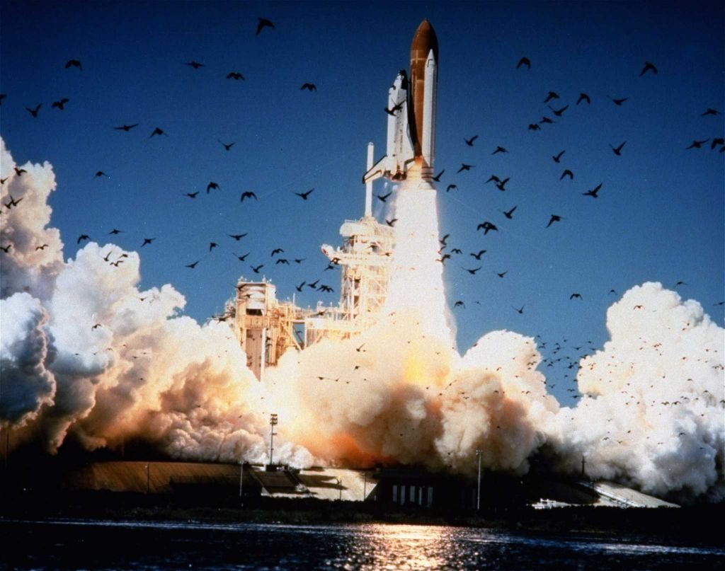 CerfiaFR's tweet photo. 🇺🇸🚀 FLASHBACK | Le 28 janvier 1986, 73 secondes après son décollage, la navette spatiale Challenger de la NASA se désintègre en plein vol. Les 7 astronautes de la mission STS-51-L périssent. 

Parmi eux figure Christa McAuliffe, 38 ans. Elle n'est pas astronaute professionnelle mais institutrice et a été sélectionnée pour devenir la première personne de la société civile à voyager dans l'espace.