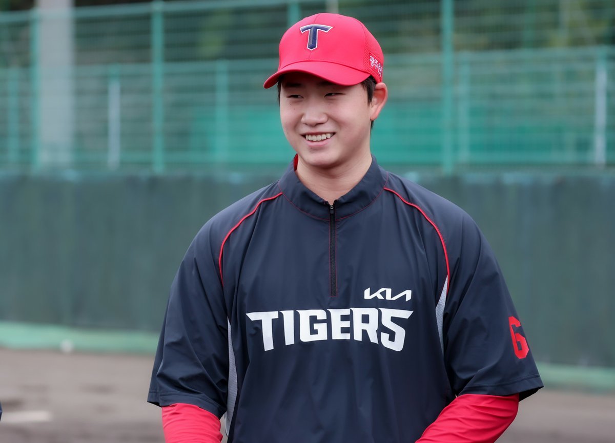 #오프더갸코드 

아마미오시마에서 구슬땀을 흘리며 
뜨겁게 훈련 중인 선수들!
"사진 한 컷 찍겠습니다." 멘트를 들으면?

(1) 아기호랑이
김민규 &amp; (아기) 김현수