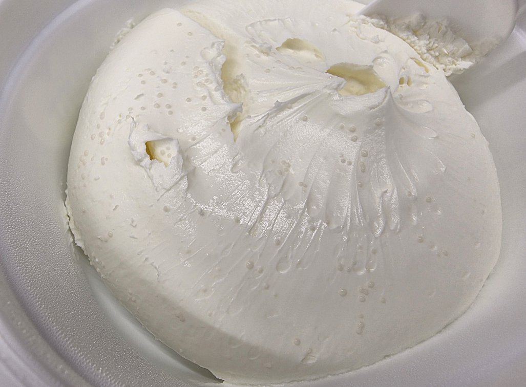 gyeon_baeg's tweet image. 아니 .. 아침으로 매일 그릭요거트 가져오는데 ㅋㅋㅋ
유통기한도 아직 남은 제품이 ... 

흰색 곰팡이가 생겼네요 ㅋㅋㅋ
모르고 그냥 먹을뻔 했네요 .. 

진짜 세상이 저를 억까 하는 기분입니다 ..