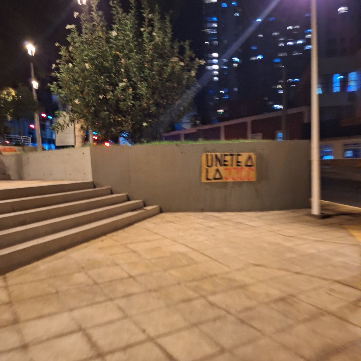 Comunistas ignorantes ensuciando las plazas de la ciudad