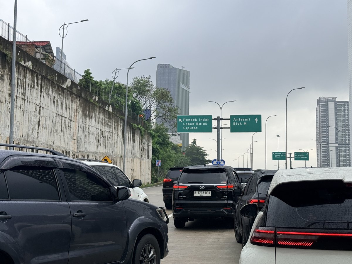 ⁦<a href="/RadioElshinta/">Radio Elshinta</a>⁩ Macet Parah Keluar Tol Antasari arah Blok M Bukan Karena Volume Kendaraan namun tidak dimatikan Lamu Merah TL Abuba oleh Pemda DKI ⁦<a href="/DKIJakarta/">Pemprov DKI Jakarta</a>⁩ dan perlu rekayasa Lalulintas ⁦<a href="/TMCPoldaMetro/">TMC Polda Metro Jaya</a>⁩ karena selalu Macet Parah Ekor 3 km di dalam Tol ⁦