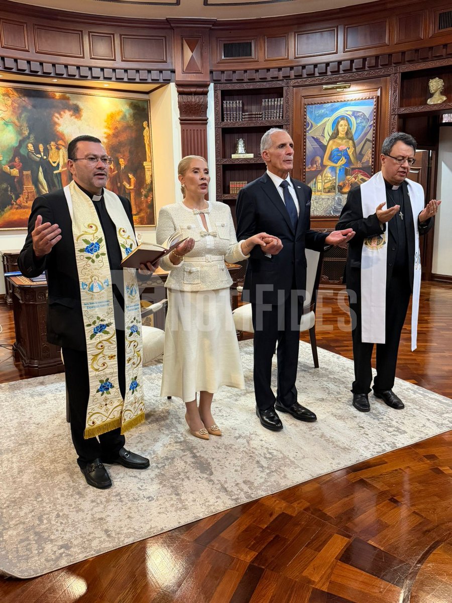 Notifides's tweet image. 🙏🇭🇳 El Presidente de Honduras Nasry Asfura reza junto a la Iglesia Católica y pide su bendición en la Casa Presidencial.

📺 #Notifides | “Fomentamos una cultura de paz”