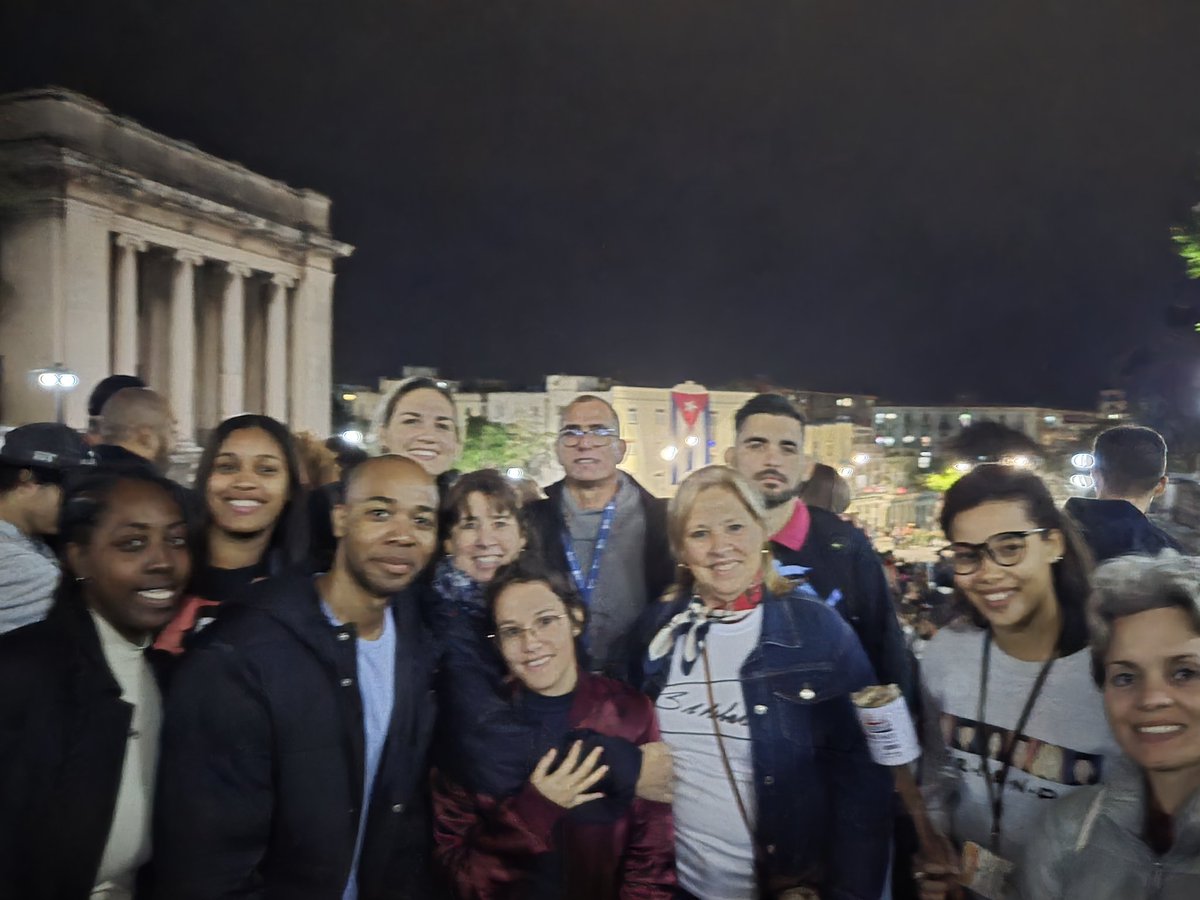 AnaTeresitaGF's tweet photo. 🇨🇺🔥La DGACCRE de @CubaMINREX, marchamos junto a los jóvenes x #Martí, #Fidel, #Cuba y x la #Revolución.
Portamos la #AntorchaCentenariaAntiimperialista y reafirmamos que #CubaEstáFirme! Somos un país libre, soberano e independiente como te lo prometió Martí y Fidel te lo cumplió https://t.co/uGUVNlsSHd