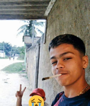 papodefavelarj's tweet photo. Bebel, ex-Frente da Beira Rio (Engenheiro Pedreira). Faleceu em 2020, aos 16 anos. Segundo relatos, já tinha a responsabilidade de atuar como frente da comunidade. Ele foi morto durante uma ação da PM. Há versões que afirmam que teria sido pressionado a informar onde estavam armas da comunidade, mas não colaborou e acabou morto.

 Facção CV.